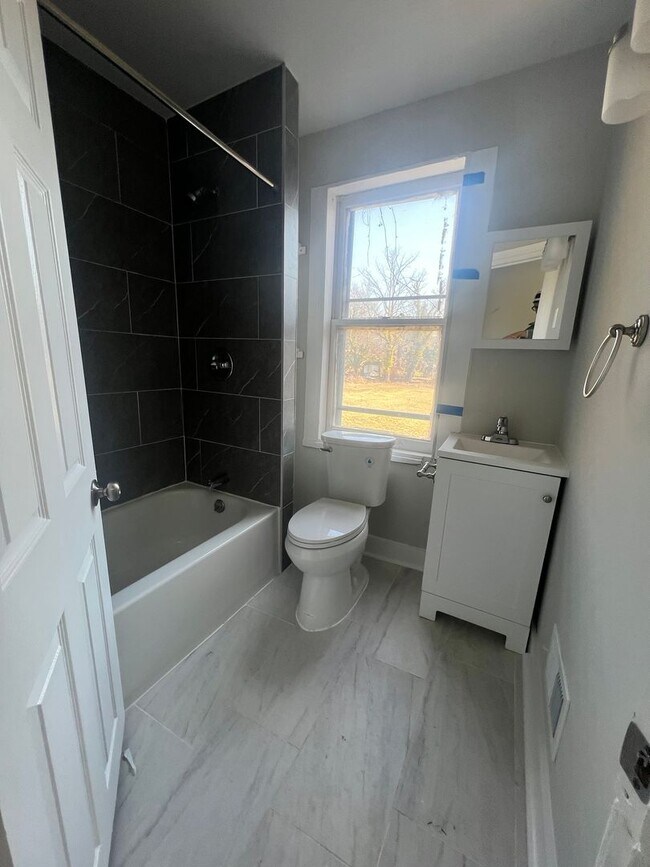 Building Photo - 4 Bedroom | 1 Bath