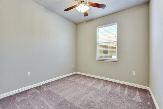 Building Photo - 13800 Lyndhurst St
