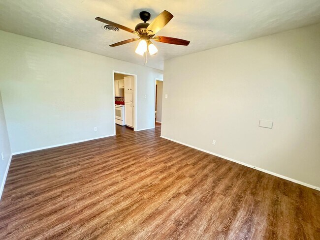 Building Photo - Beautiful Home right next to Hobby Lobby and Remington Park! Self Showing