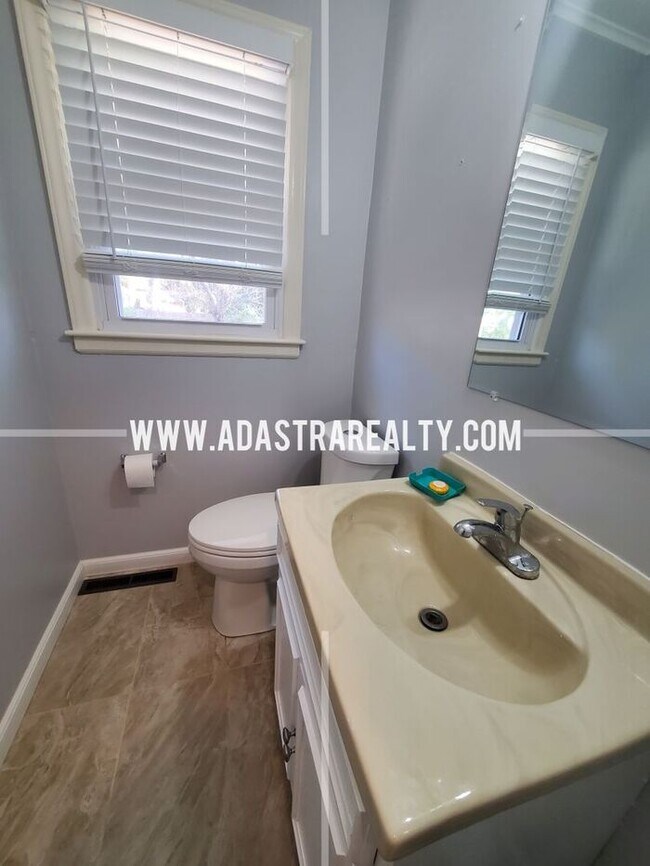 Building Photo - Spacious Overland Park Ranch Home w/Finish...