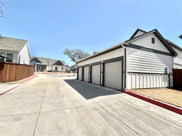 Building Photo - 1830 NE Green Oaks Blvd