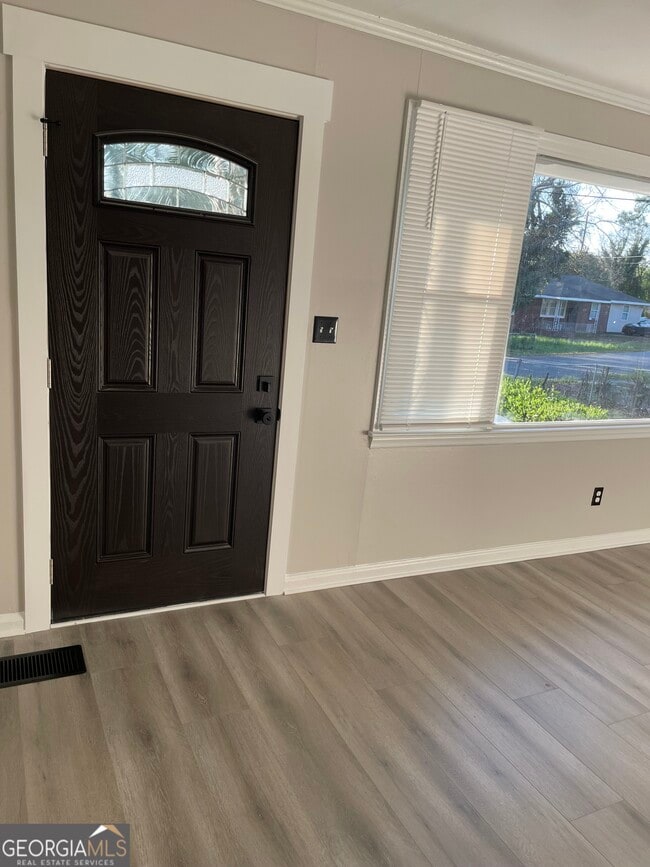 Building Photo - 1112 N Beddingfield Dr