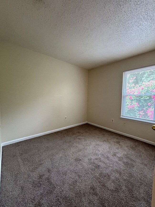Building Photo - Beautiful 3 bedroom 1.5 Bath Fully Remodel...