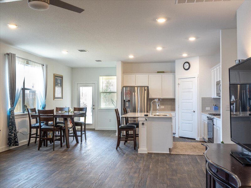 Building Photo - 14020 Neskar Dr