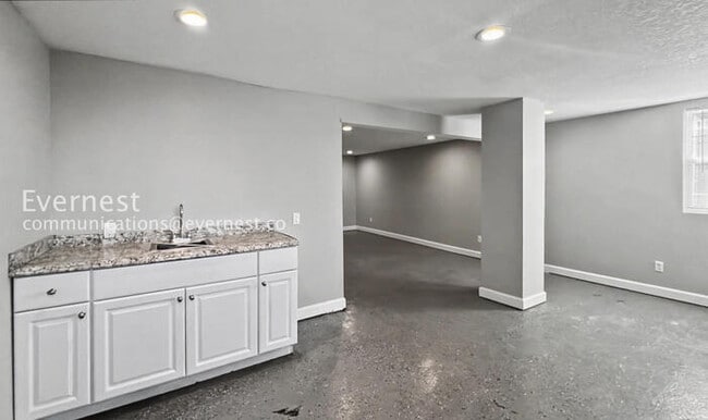 Building Photo - 4 Bed/3 Bath Home with In-Unit Laundry / Available Now!