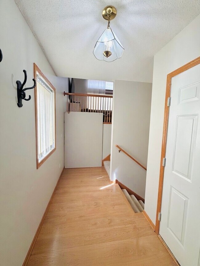 Building Photo - Great 2 Bedroom Townhome in Prime Apple Valley Location!   W’Finished Basement