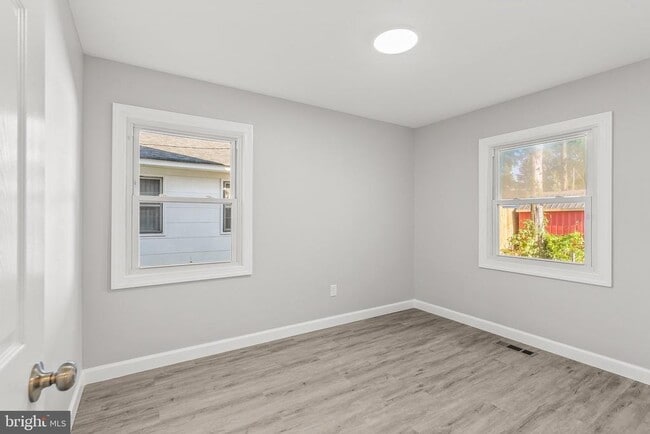 Building Photo - 12 Holbrook Ln