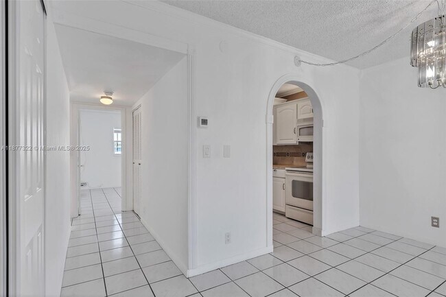 Building Photo - 751 Pine Dr