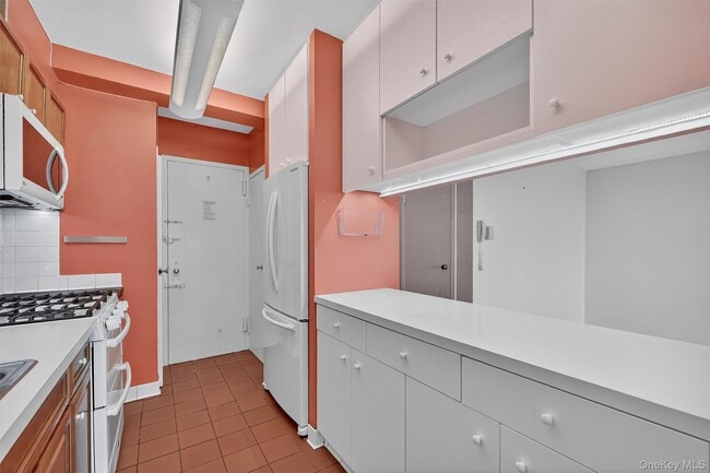 Building Photo - 6 Fordham Hill Oval