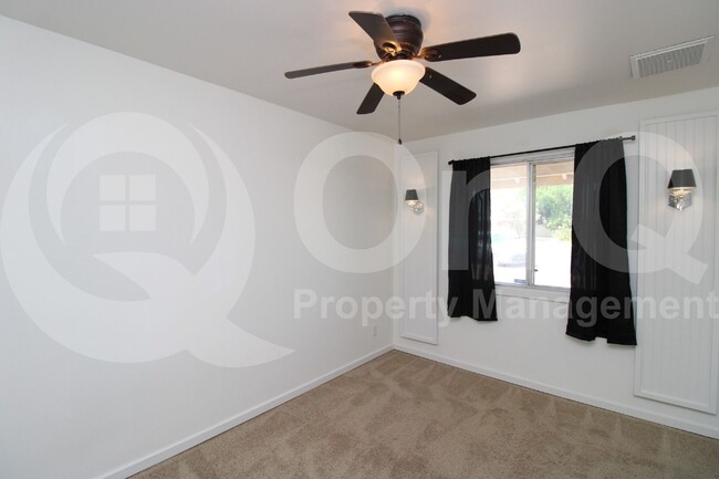 Building Photo - 1215 E Geneva Dr