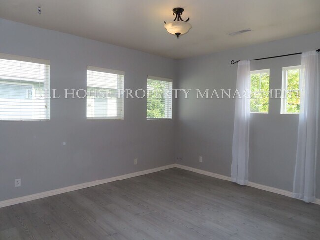 Building Photo - 3 Bed, 2.5 Bath + Bonus room/possible 4th ...
