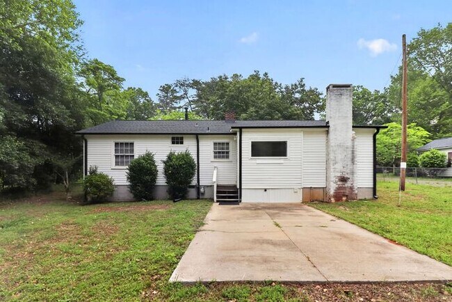 Building Photo - 3BD/2BA Single Family Home on Large Lot!