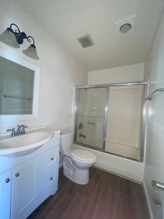 Building Photo - Bright 3BD Condo in Gated Community