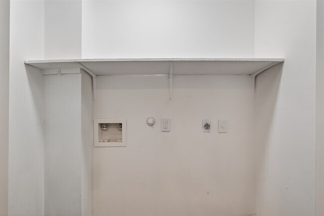 Building Photo - 7437 Bywood St