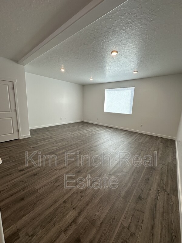 Building Photo - 887 E Seaside St