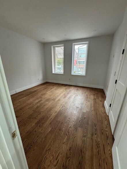 Building Photo - 275 E 55th St