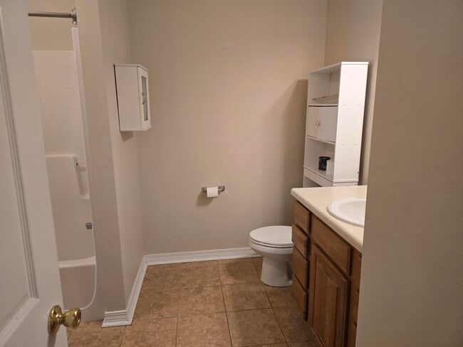 Building Photo - 204 Ann Cir