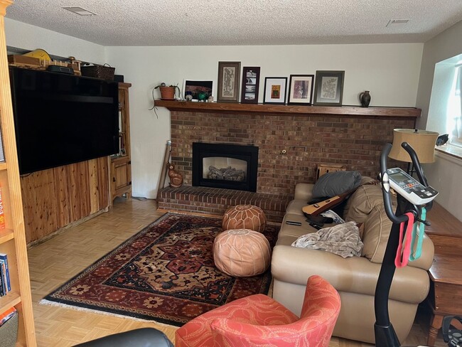 Building Photo - 5 Bedroom Home, Backs to Open Space, Walki...