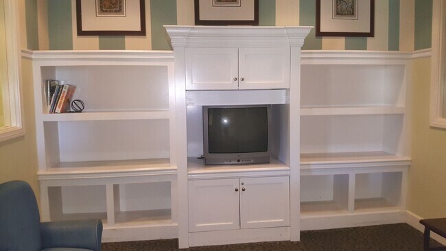 Building Photo - Savannah Terrace 2 BR, 2 BA Unit In Sabre Springs