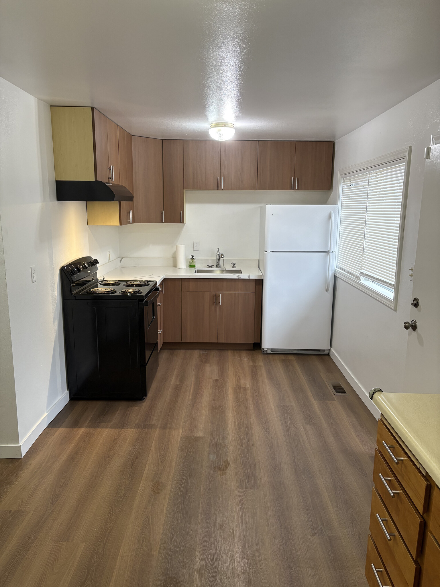 Kitchen - 861 Edmonds Avenue Northeast