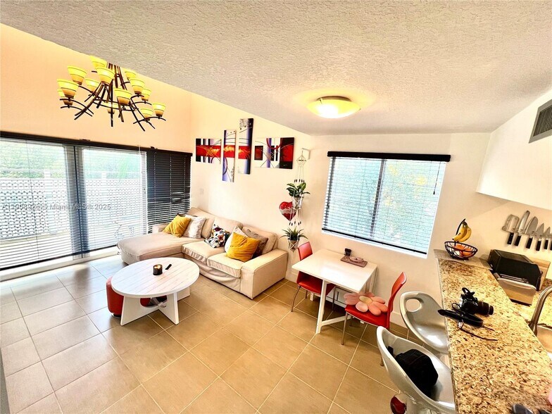 Building Photo - 498 SW 2nd St