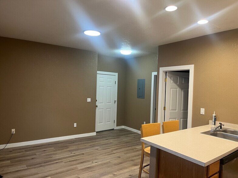 Building Photo - 221 S Washington St