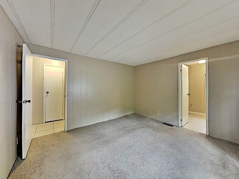 Building Photo - 532 W Plantation Blvd