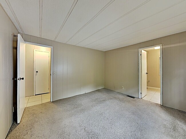 Building Photo - 532 W Plantation Blvd