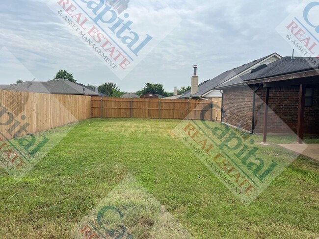 Building Photo - Charming 3 Bedroom
