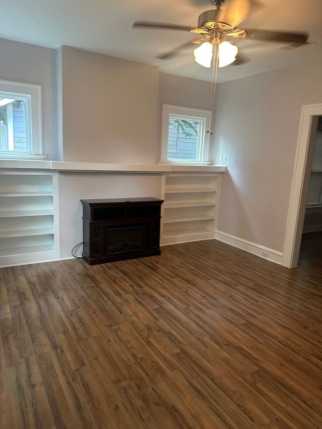 Building Photo - Precious Waco home