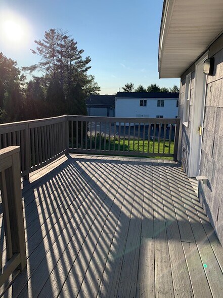 Building Photo - 161 Rowe Ave