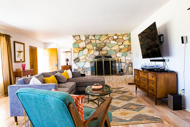 Building Photo - 56996 Crestview Dr