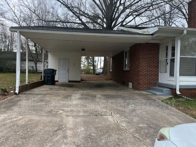 Building Photo - 866 Dabney Dr