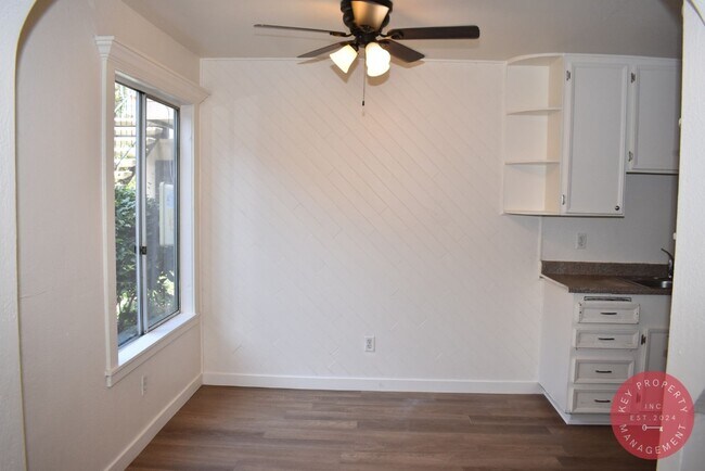 Building Photo - Charming 2-Bedroom East San Diego Apartment