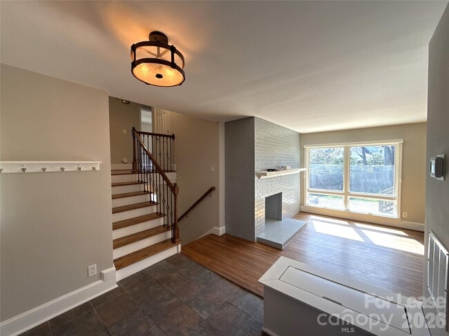 Building Photo - 2821 Sunset Dr