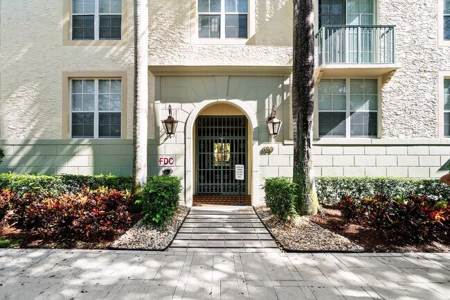 Building Photo - 630 S Sapodilla Ave