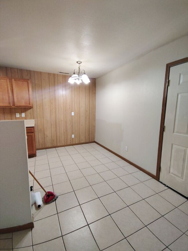 Building Photo - 2 bedroom, 1 bathroom apartment in Wickliffe