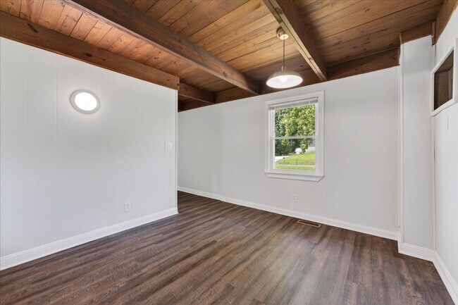 Building Photo - Pet Friendly Three Bedroom!