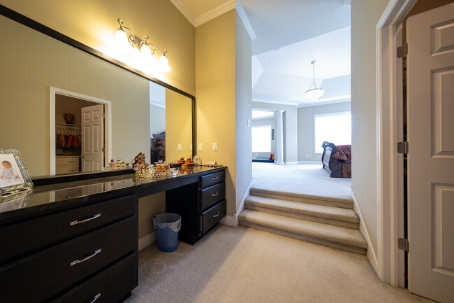 Building Photo - 727 Aster Rd