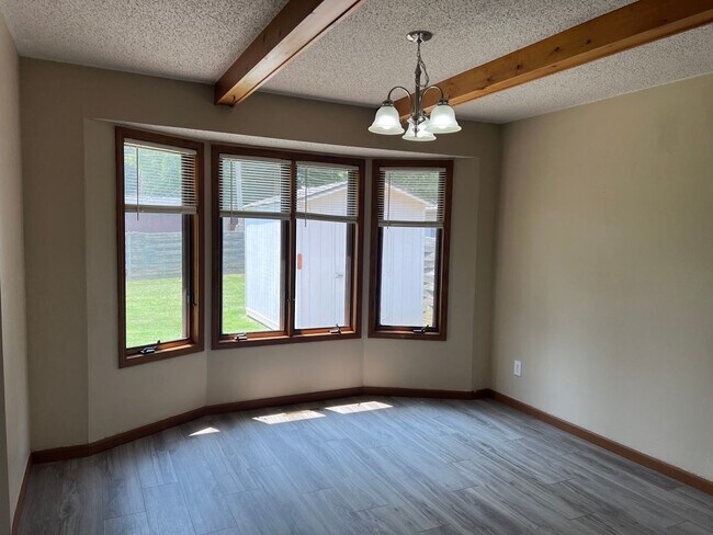 Building Photo - 3 Bed / 2 Bath in south Central Springfield