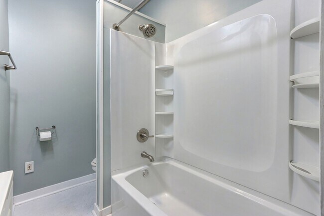 Building Photo - Renovated Two Bedroom Aprtment