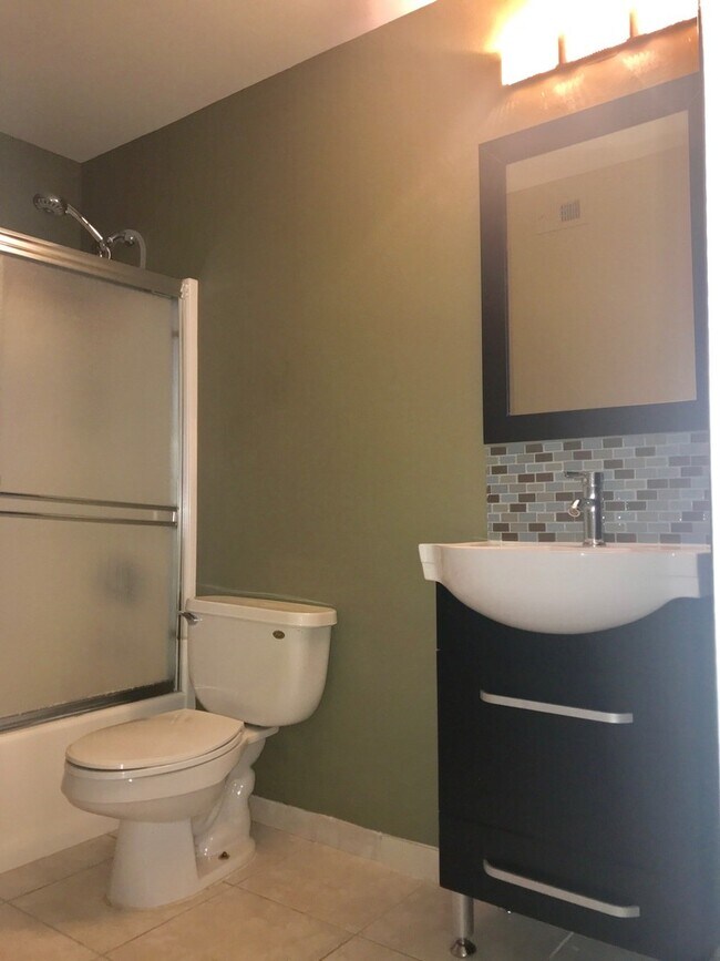 Building Photo - Beautiful and spacious multilevel townhouse in model home condition