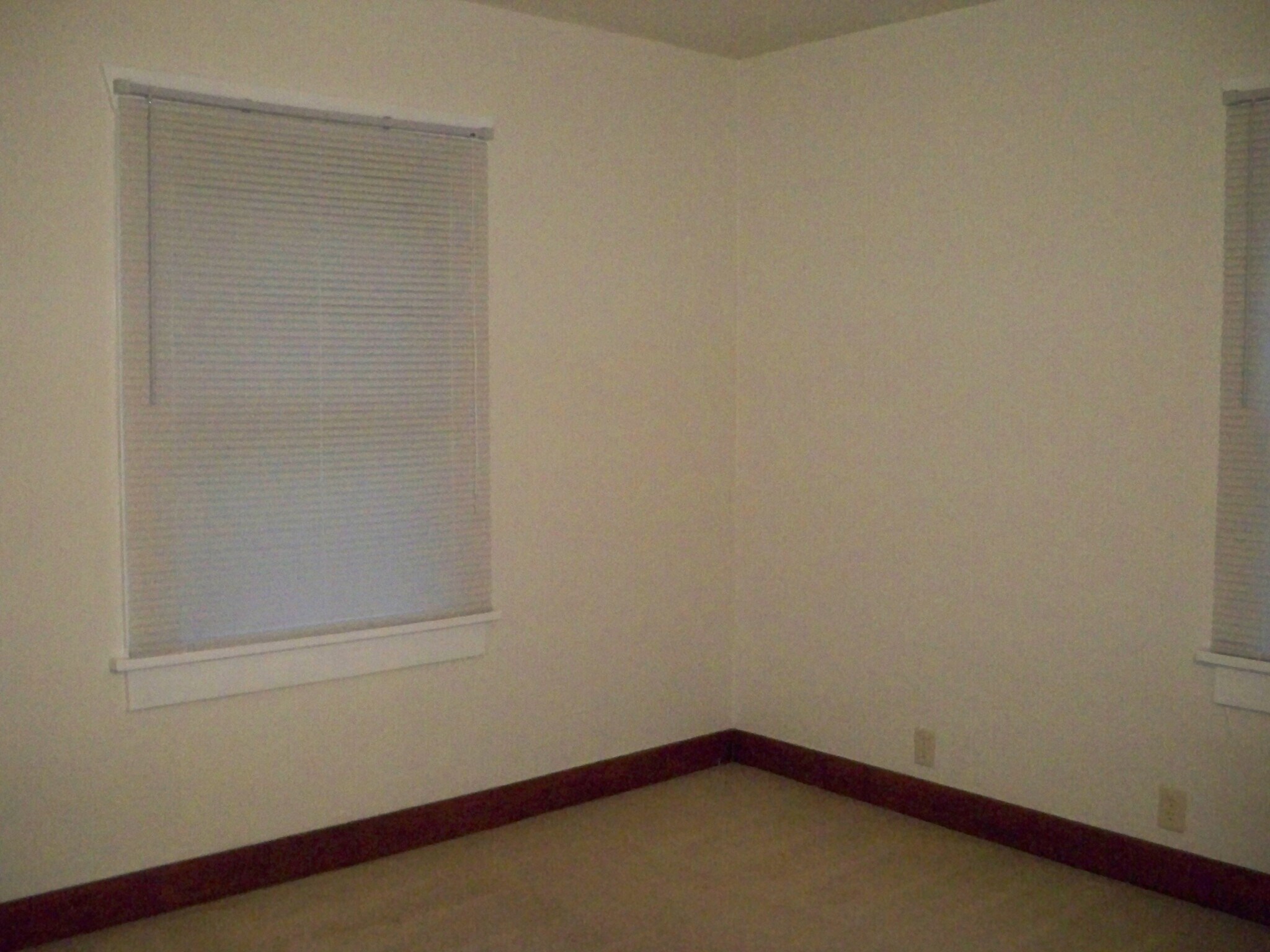 Building Photo - 331 W Cedar St