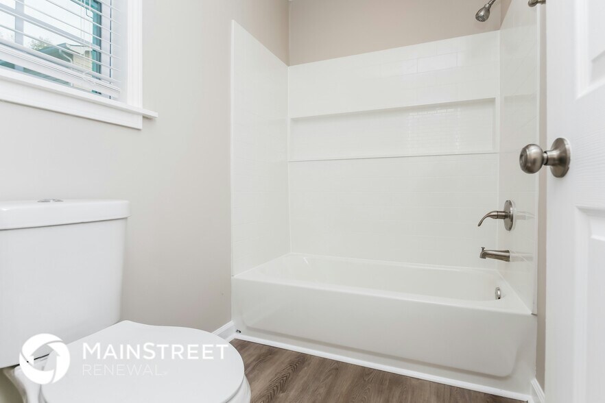 Building Photo - 2528 Country Lake Cir