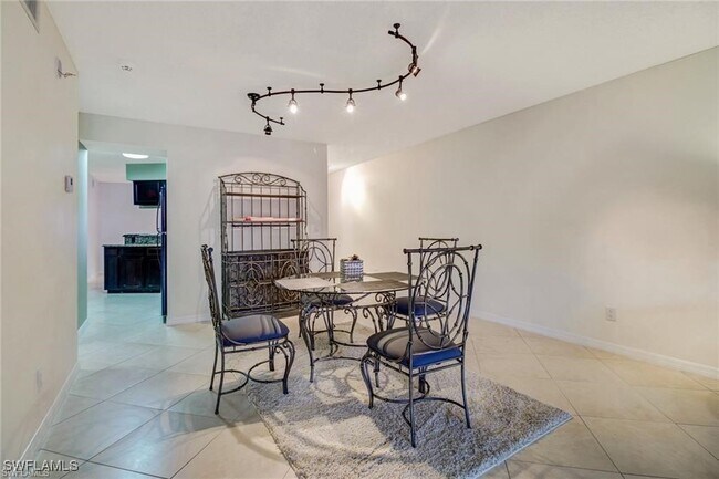 Building Photo - 124 Cypress Way E