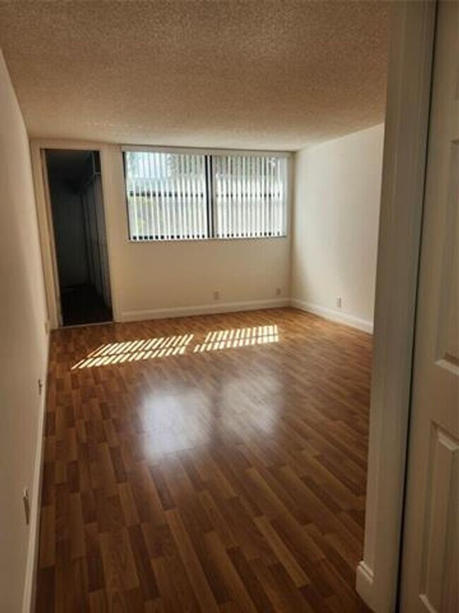 Building Photo - 16251 Golf Club Rd