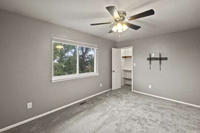 Building Photo - 5647 Old Farm Cir E