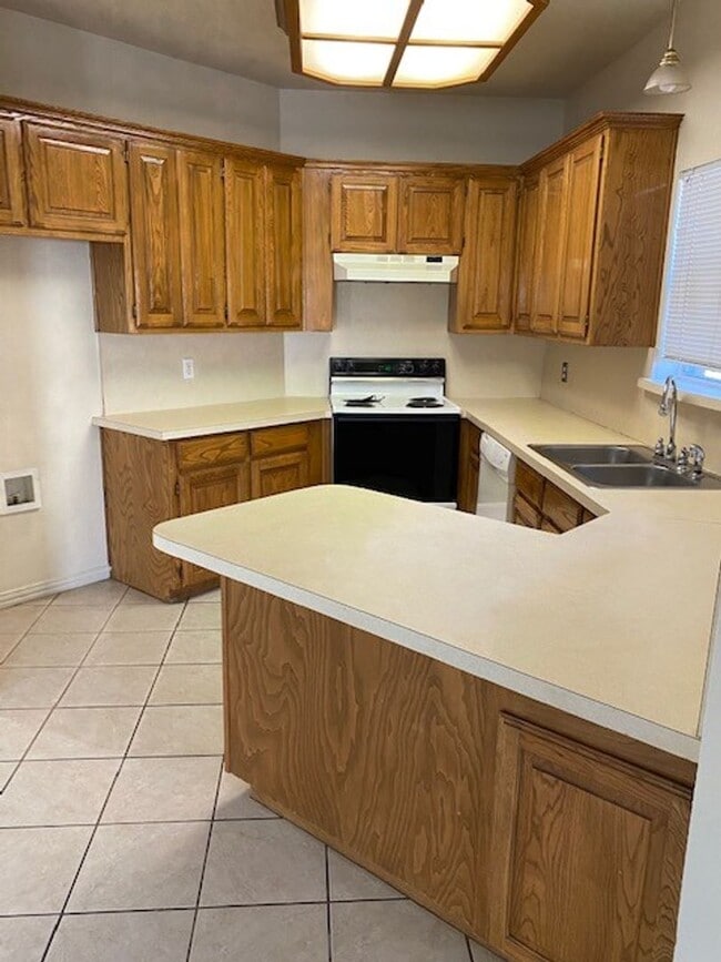 Building Photo - 3 BEDROOM 2 BATH 2 CAR GARAGE