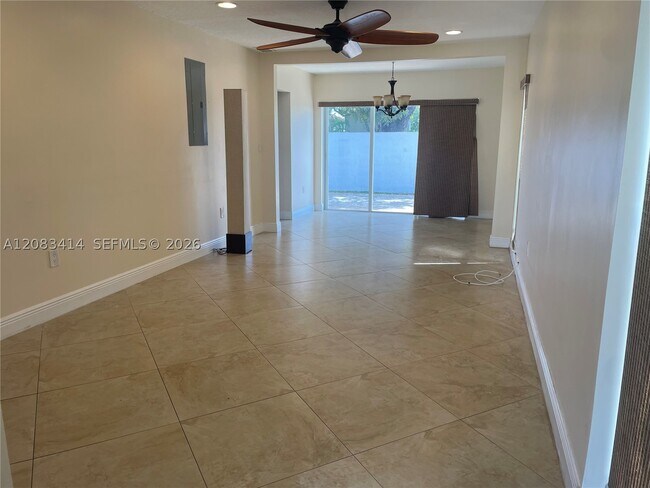 Building Photo - 521 SW 93rd Ct