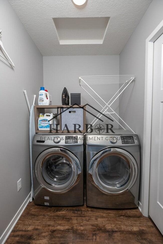 Building Photo - Contemporary 3 Bedroom Towhome in NW Roche...